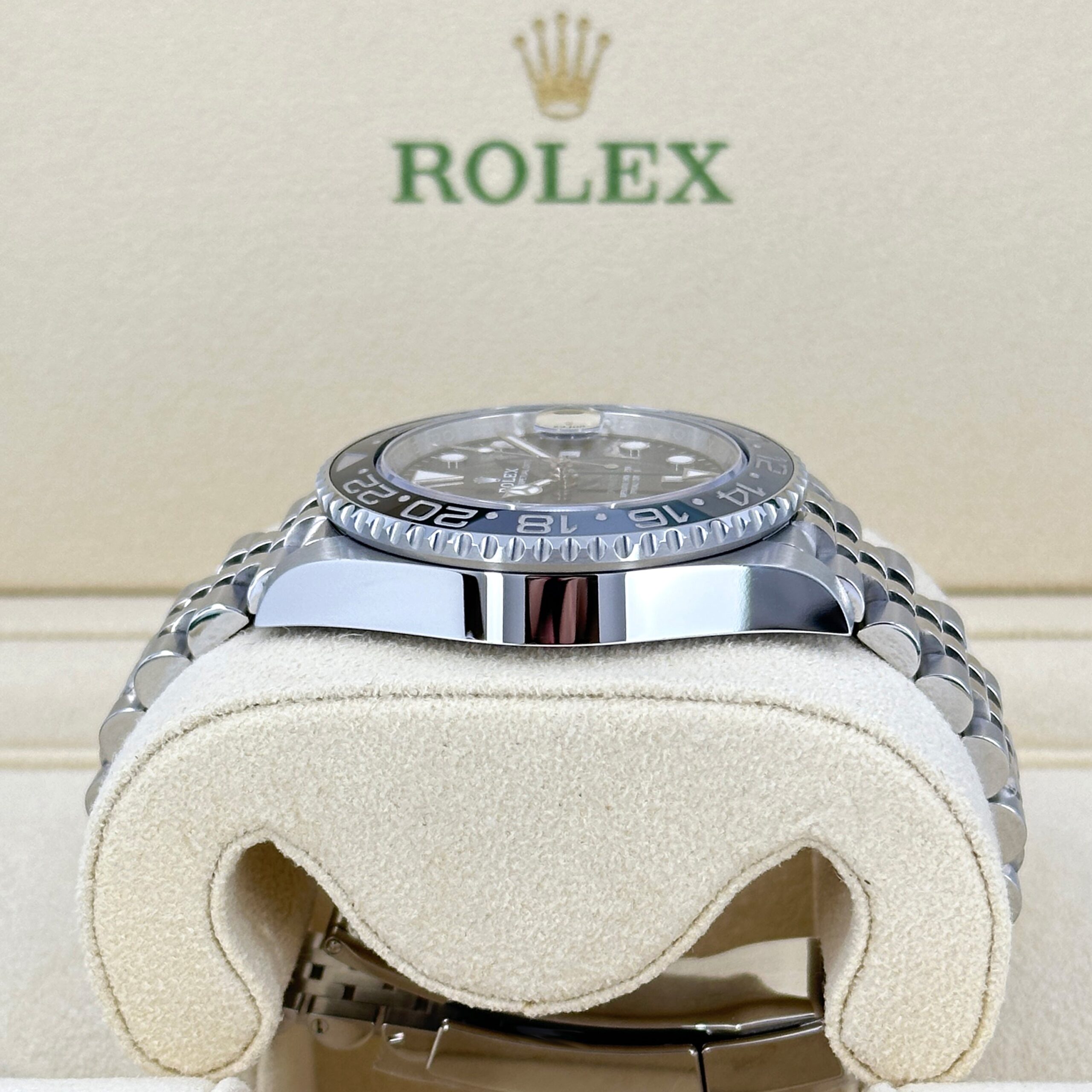 Unworn Rolex GMT-Master II Bruce Wayne, Jubilee, Ref# 126710grnr-0003 1:1 - Image 4